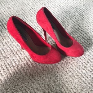 Steve Madden red pumps